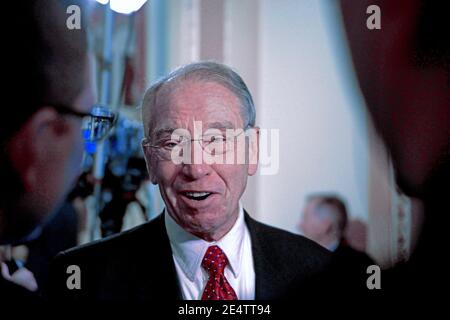 Washington DC, USA, 6. Januar 2015Senator Chuck Grassley (R-IA) Vorsitzender des Justizausschusses des Senats spricht mit Reportern bis zur Ohio-Uhr, nachdem er im Rahmen der Eröffnungstageaktivitäten des 114. Kongresses vereidigt wurde.Quelle: Mark Reinstein / MediaPunch Stockfoto