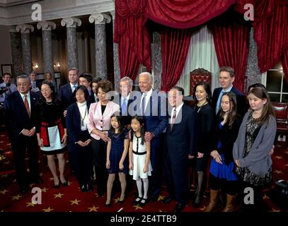 Washington DC, USA, 6. Januar 2015Senator Mitch McConnell (R-KY) und seine Frau ehemalige Arbeitsministerin Elaine Chao posieren für Bilder mit ihren Familien und Vizepräsident Joe Biden in den alten Senatskammern, nachdem Biden McConnell geschworen hatte.Quelle: Mark Reinstein / MediaPunch Stockfoto