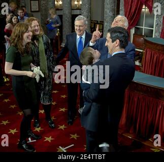 Washington DC, USA, 6. Januar 2015Senator Mitch McConnell (R-KY) und seine Frau ehemalige Arbeitsministerin Elaine Chao posieren für Bilder mit ihren Familien und Vizepräsident Joe Biden in den alten Senatskammern, nachdem Biden McConnell geschworen hatte.Quelle: Mark Reinstein / MediaPunch Stockfoto