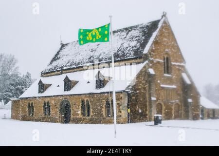 OAKHAM/RUTLAND, ENGLAND- 24. JANUAR 2021: Oakham Castle an einem verschneiten Tag Stockfoto