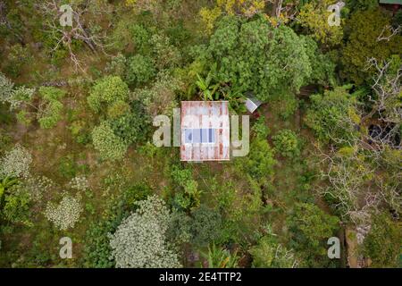 Solarpaneele auf dem Dach in San Marcos la Laguna, Guatemala, Zentralamerika. Stockfoto