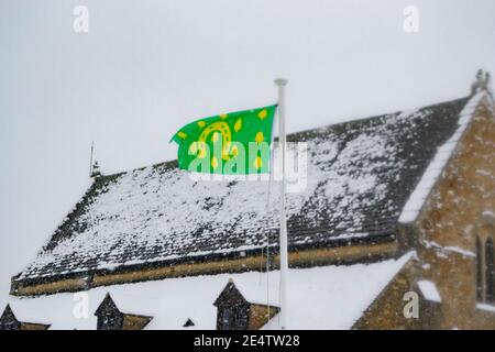 OAKHAM/RUTLAND, ENGLAND- 24. JANUAR 2021: Oakham Castle an einem verschneiten Tag Stockfoto