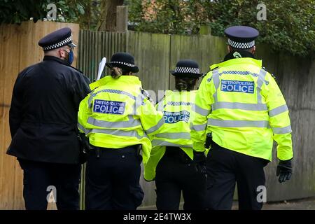London, Großbritannien. Januar 2021. Polizisten gehen während der dritten Covid-19-Sperre auf der Straße in London. Kredit: Dinendra Haria/SOPA Images/ZUMA Wire/Alamy Live Nachrichten Stockfoto