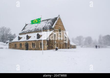 OAKHAM/RUTLAND, ENGLAND- 24. JANUAR 2021: Oakham Castle an einem verschneiten Tag Stockfoto