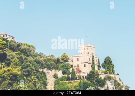 Blick auf Burg auf dem Gipfel des Berges in italienisch Küste Stockfoto