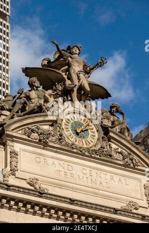 An der Fassade des Grand Central Terminals befinden sich eine Transportskulptur und eine Tiffany-Glasuhr, New York City, USA Stockfoto