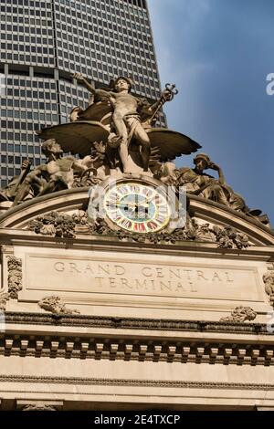 An der Fassade des Grand Central Terminals befinden sich eine Transportskulptur und eine Tiffany-Glasuhr, New York City, USA Stockfoto