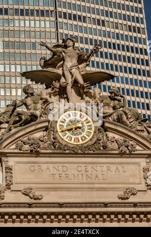 An der Fassade des Grand Central Terminals befinden sich eine Transportskulptur und eine Tiffany-Glasuhr, New York City, USA Stockfoto