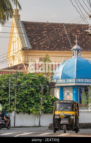 Auto-Rikscha und portugiesische Kirche im Hintergrund in Fort Kochi, Kerala, Indien Stockfoto