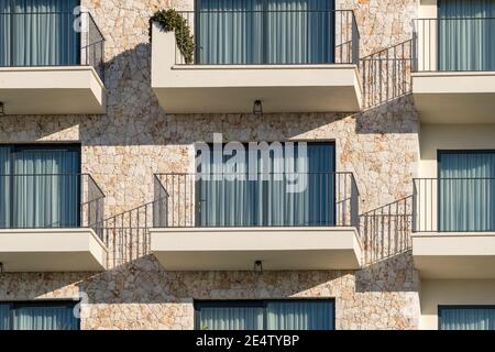 Außenansicht eines modernen Wohnapartmentgebäudes mit Balkonen aus der Nähe Stockfoto