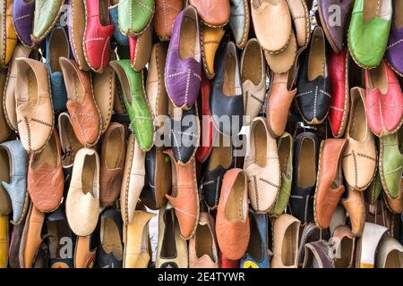 Traditionelle türkische Lederschuhe namens jemenitischen bunten Hintergrund Stockfoto