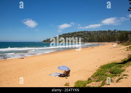 Palm Beach Sydney an einem heißen Sommertag mit Menschen Genießen Sie den Strand und das Meer, Sydney Northern Beaches, NSW, Australien Stockfoto