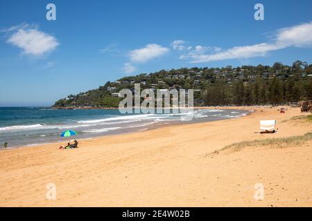 Palm Beach Sydney an einem heißen Sommertag mit Menschen Genießen Sie den Strand und das Meer, Sydney Northern Beaches, NSW, Australien Stockfoto