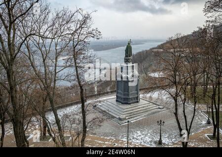 Denkmal für Wladimir den Großen mit Blick auf den Dnjepr im Winter in Kiew, Ukraine Stockfoto
