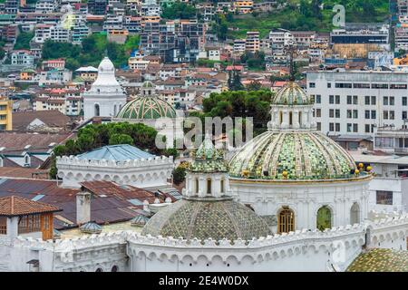 Kirche der Gesellschaft Jesu Kuppeln, Quito, Ecuador. Stockfoto