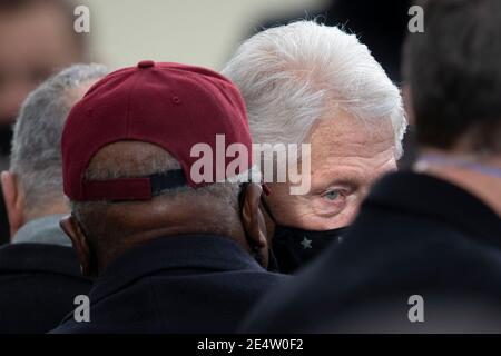 Der ehemalige Präsident Bill Clinton umarmt den Rep. James Clyburn bei der 59. Einweihungszeremonie des Präsidenten an der Westfront des US-Kapitols am 20. Januar 2021 in Washington, D.C. Stockfoto
