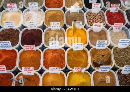 Verschiedene Gewürze auf dem traditionellen türkischen Markt Stockfoto