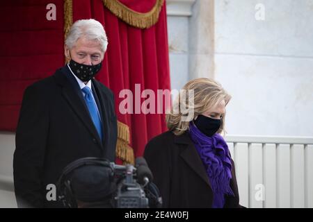 Der ehemalige Präsident Bill Clinton und seine Frau die ehemalige Außenministerin Hillary Clinton treffen am 20. Januar 2021 in Washington, D.C. zur 59. Einweihungszeremonie des Präsidenten an der Westfront des US-Kapitols ein Stockfoto