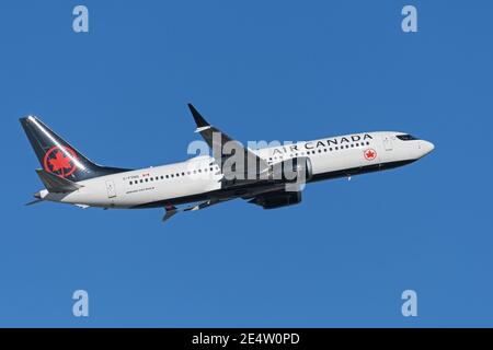 Richmond, British Columbia, Kanada. Januar 2021. Ein Air Canada Boeing 737 MAX 8 Jet (C-FSNQ), der nach dem Start vom Vancouver International Airport auf einem Non-Revenue-Flug nach Calgary, Alberta, Kanada, geflogen ist. Die Fluggesellschaft plant, ihre Boeing MAX 8-Flugzeuge ab dem 1. Februar 2021 wieder in den kommerziellen Betrieb zu bringen. Quelle: Bayne Stanley/ZUMA Wire/Alamy Live News Stockfoto