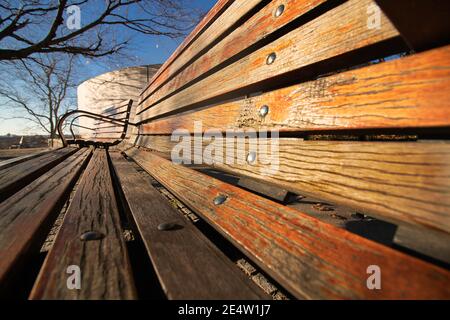 Nahaufnahme einer verwitterten Parkbank Stockfoto