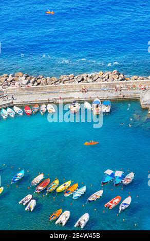 Hafen und Boote, Ansicht von oben, Vernazza, Cinque Terre, Ligurien, Italien, Europa Stockfoto
