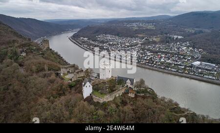 Kamp Bornhofen, Deutschland. Januar 2021. Schloss Sterrenberg liegt hoch über dem Mittelrheintal bei KampBornhofen (Luftaufnahme mit Drohne). Von Mitte Juni bis Mitte Oktober ist fast jeder Samstag im Schloss für Hochzeiten gebucht. (To dpa 'Corona quält Hochzeitsrestaurants - immer noch viele Buchungen') Quelle: Thomas Frey/dpa/Alamy Live News Stockfoto