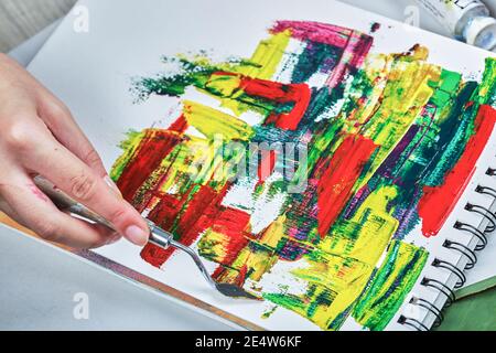 Handgezeichnete abstrakte Kunst mit Farbtuben auf weißem Tisch Stockfoto