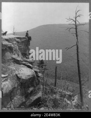 Männer sitzen auf Felsen mit Blick auf Catskill Mountains - Boulder im Süden Berg Stockfoto