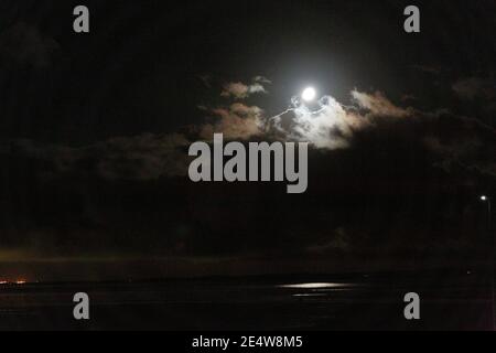 Morecambe, Lancashire, Vereinigtes Königreich 25. Januar 2021 der Mond scheint über Morecambe Bay Kredit: PN News/Alamy Live News Stockfoto