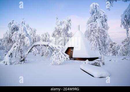 Das tipi-artige Hotel in der Nähe von Hannukuru bietet eine Wildnishütte während einer Skitour im Pallas-Yllästunturi National Park, Enontekiö, Lappland, Finnland Stockfoto