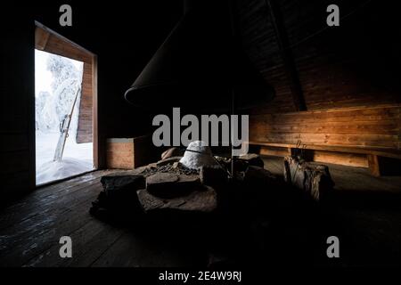 Die tipi-artige Hütte in der Nähe von Hannukuru öffnet während der Skitouren im Pallas-Yllästunturi National Park, Enontekiö, Lappland, Finnland, Wildnishütte Stockfoto