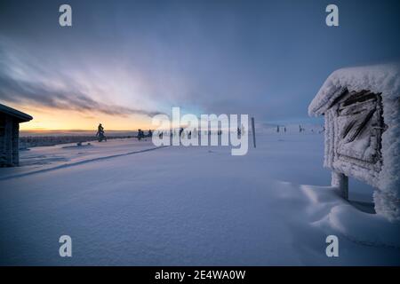 Sonnenuntergang am Pahakuru offene Wildnishütte im Pallas-Yllästunturi National Park, Enontekiö, Lappland, Finnland Stockfoto