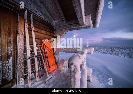 Portschansicht von der offenen Wildnishütte Pahakuru im Pallas-Yllästunturi National Park, Enontekiö, Lappland, Finnland Stockfoto