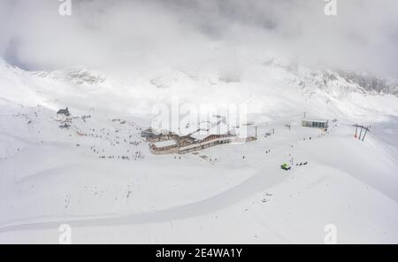 Luftaufnahme des Sonnalpin-Stationsrestaurants bei starkem Schnee Unter Zugspitze Top of Germany Stockfoto