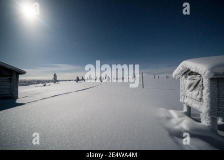 Mond beleuchtet den Abend in der offenen Wildnishütte Pahakuru im Pallas-Yllästunturi National Park, Enontekiö, Lappland, Finnland Stockfoto