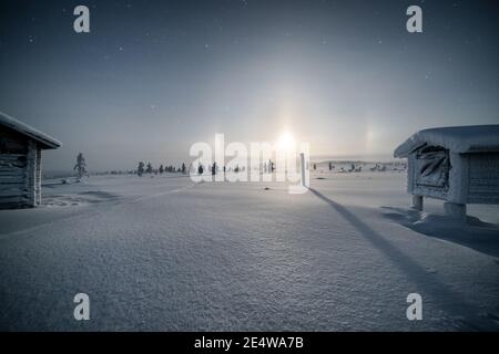 Moon Halo in Pahakuru offene Wildnishütte im Pallas-Yllästunturi National Park, Enontekiö, Lappland, Finnland Stockfoto