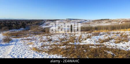 Alberta Foothills Wide Panoramic Landscape und Snowy Prairie Skyline vom Nose Hill Urban Park in Calgary, Alberta, Kanada Stockfoto