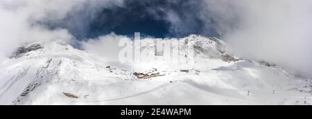 Panorama-Luftaufnahme des Restaurants Sonnalpin im schweren Schnee darunter Zugspitze Top of Germany Stockfoto