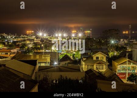 Nachtfotografie der Stadt Llolleo mit der Küste im Hintergrund. Stockfoto