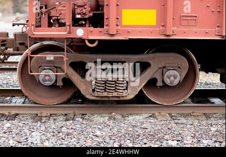 Eisenbahntrichter LKW Räder und Achsen auf den Gleisen, auf der BNSF Eisenbahnwerft, Troy, Montana. Burlington Northern und Santa Fe Railway war für Stockfoto