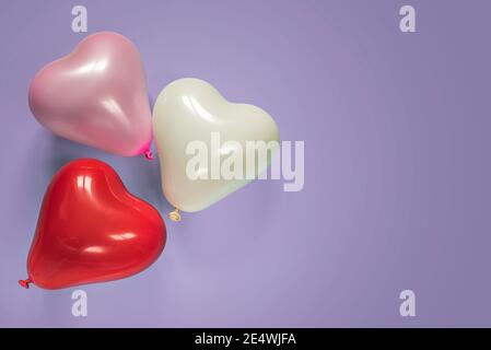 Herz geformte Ballons auf lila Hintergrund Stockfoto