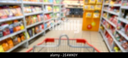 Abstrakte Blur im Supermarkt mit Warenkorb. Lebensmitteleinkaufkonzept. Stockfoto