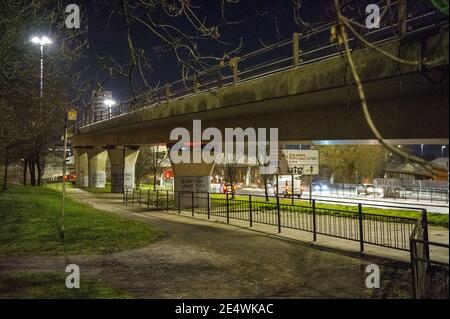 Glasgow, Schottland, Großbritannien. Januar 2021. Im Bild: Glasgower politischer Graffiti-Künstler, der nur als ‘Clydebanksy' bekannt ist, der sich vom Namen Banksy the artist inspirieren lässt, wird ein Slogan auf eine der Säulen der Kingston Bridge sprühen sehen, der lautet: „NIXON LIED SSTURGEON LIESS #RESIGN STÖR“. Er hat im Schutzstaffel AKA das Doppel ‘SS' in den Worten ‘Sturgeon' und das Wort ‘Lügen' gemalt, um darauf hinzuweisen, wie er fühlt, dass die SNP das Land führen. Quelle: Colin Fisher/Alamy Live News Stockfoto