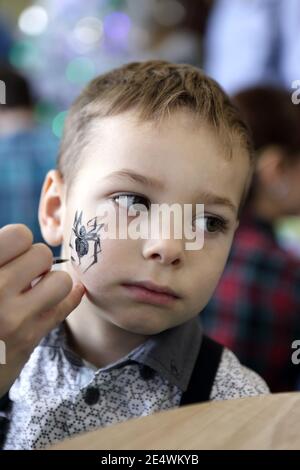 Junge mit seinem Gesicht Malerei im Vergnügungspark Stockfoto