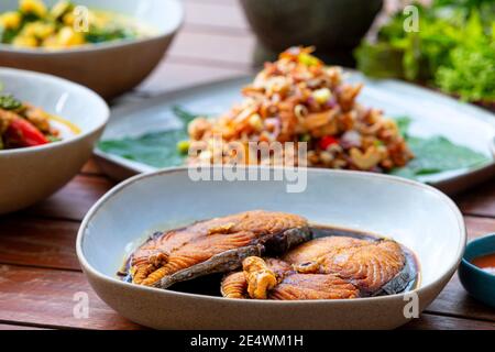 Stück frittierter Bio-getrockneter Fisch, spanische Makrele, serviert mit würziger Fischsoße, thai-Stil Stockfoto