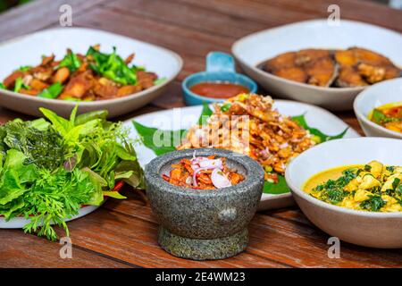 Sauce aus Garnelenpaste und Chili mit frischem Gemüse, Süd-Thai Küche Stockfoto