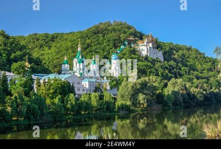 Swjatogorsk, Ukraine 07.16.2020. Panoramablick auf die Heiligen Berge Lavra der Heiligen Dormition in Swjatogorsk oder Swjatohirsk, Ukraine, auf einem sonnigen Stockfoto