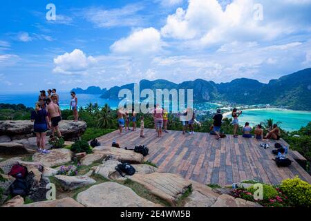 2 Februar, 2020 Reisen zum Aussichtspunkt auf Koh Phi Phi Don ist ihnen Glück, bevor COVID-19 kommen. Krabi, Thailand, das Glück der Touristen, die Stockfoto