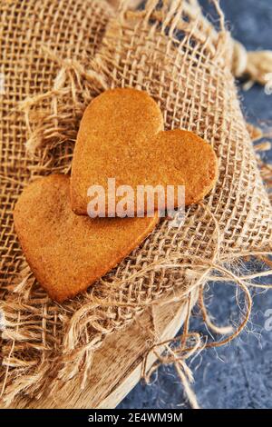 Lebkuchen in Form eines Herzens auf einem Sackleinen Hintergrund. Stockfoto