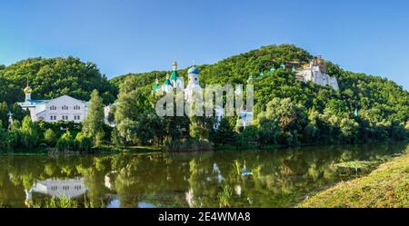 Swjatogorsk, Ukraine 07.16.2020. Panoramablick auf die Heiligen Berge Lavra der Heiligen Dormition in Swjatogorsk oder Swjatohirsk, Ukraine, auf einem sonnigen Stockfoto